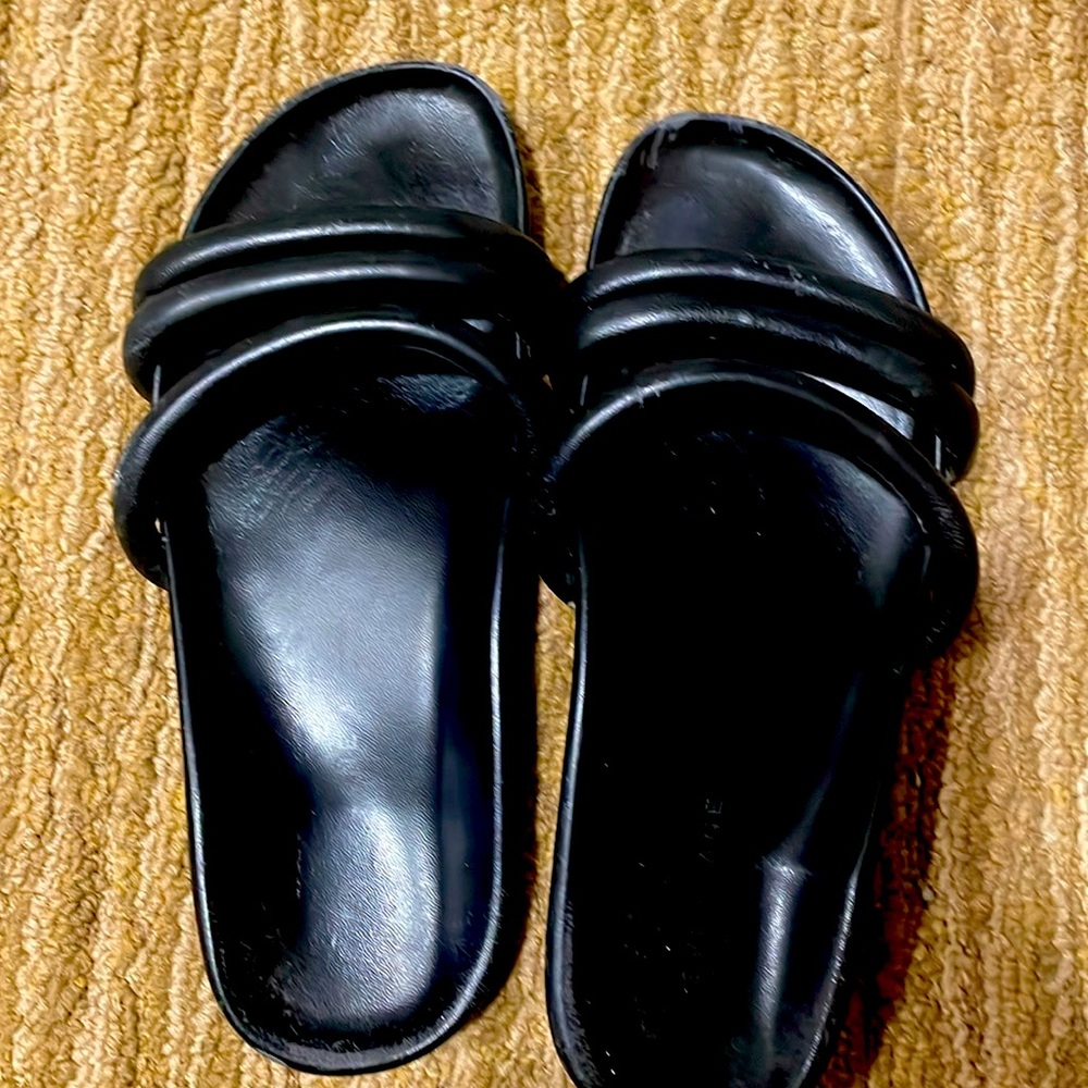 Everlane sandal worn a few times.great condition a few scuffs seen in pictures.